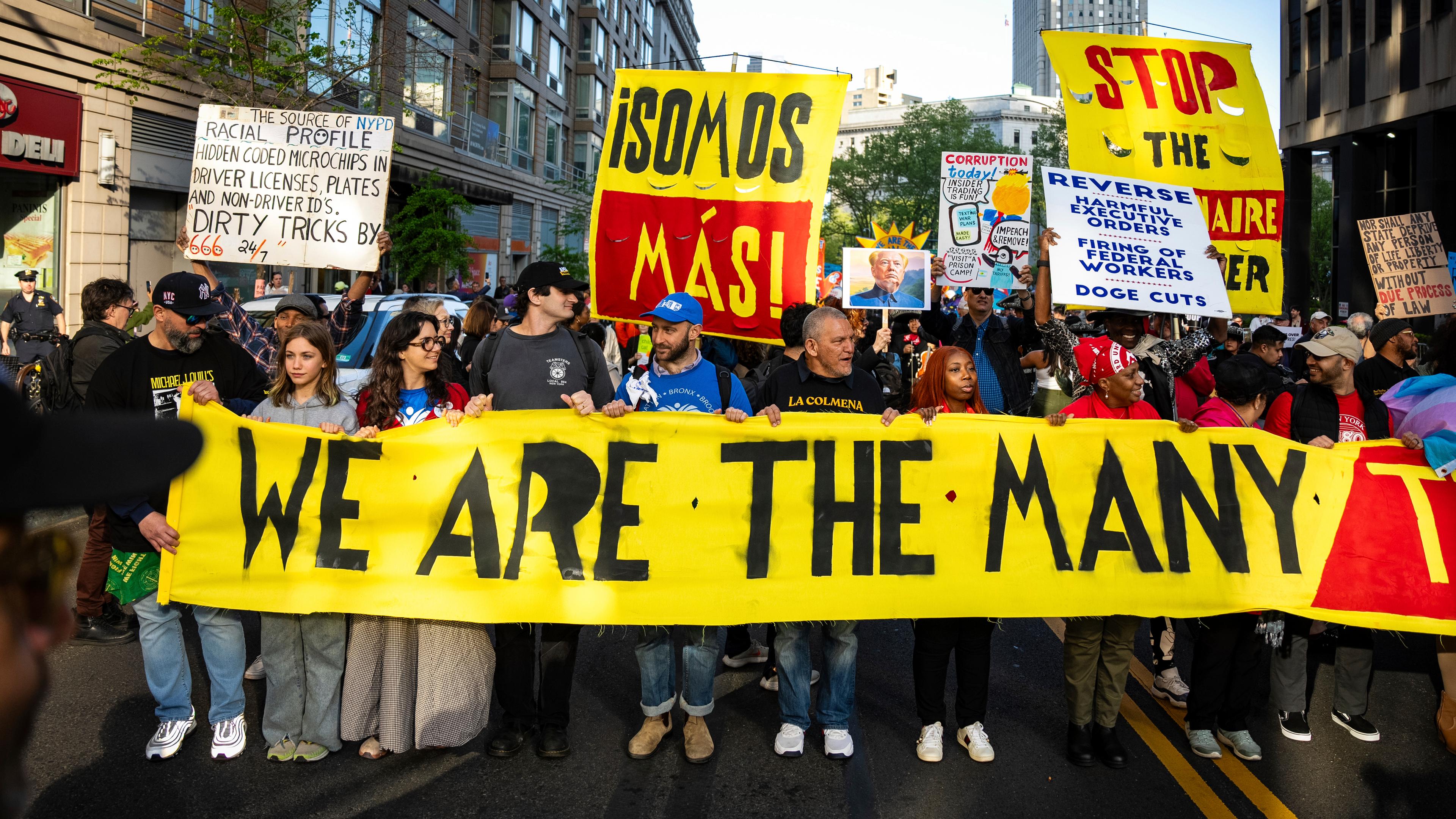 Menschen führen die Maikundgebung der NYCLU für die Rechte von Arbeitnehmern und Einwanderern an, während sie durch den Financial District in New York marschieren. 