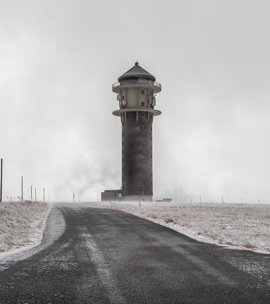 Sturmböen blasen Schnee und Eiskristalle über den Feldberg.