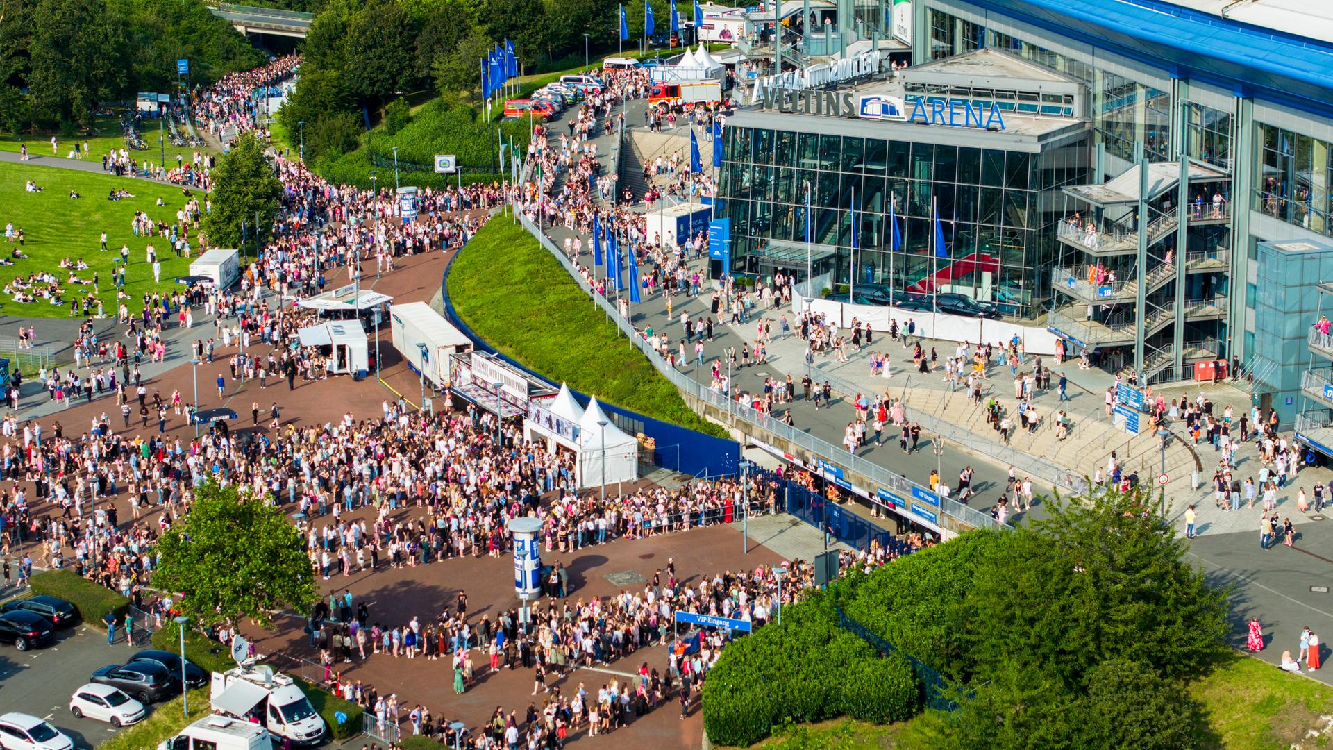 Lange Schlangen haben sich an den Eingängen zur Veltins-Arena gebildet.