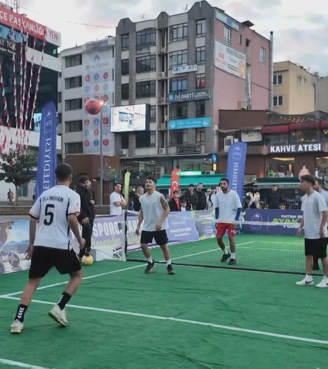 Menschen spielen Fußballtennis