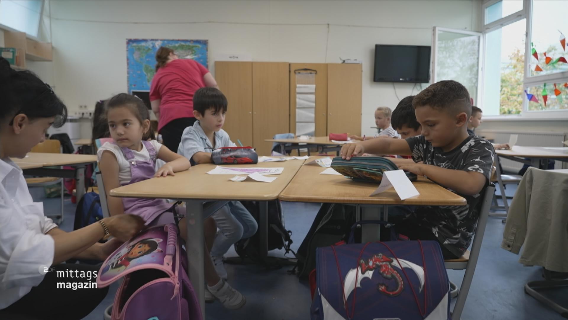 Erstklaessler sitzen in der Grundschule