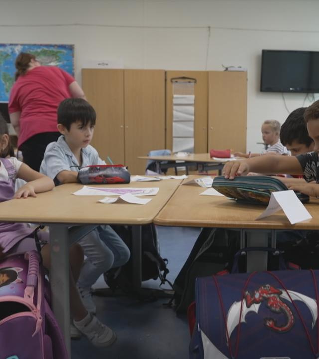 Erstklaessler sitzen in der Grundschule