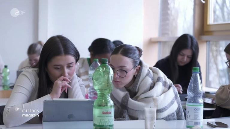 Junge Frauen lesen in der Schule 