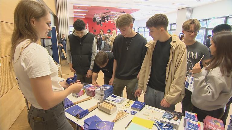 Jugendliche auf einer Infoveranstaltung zur Europawahl