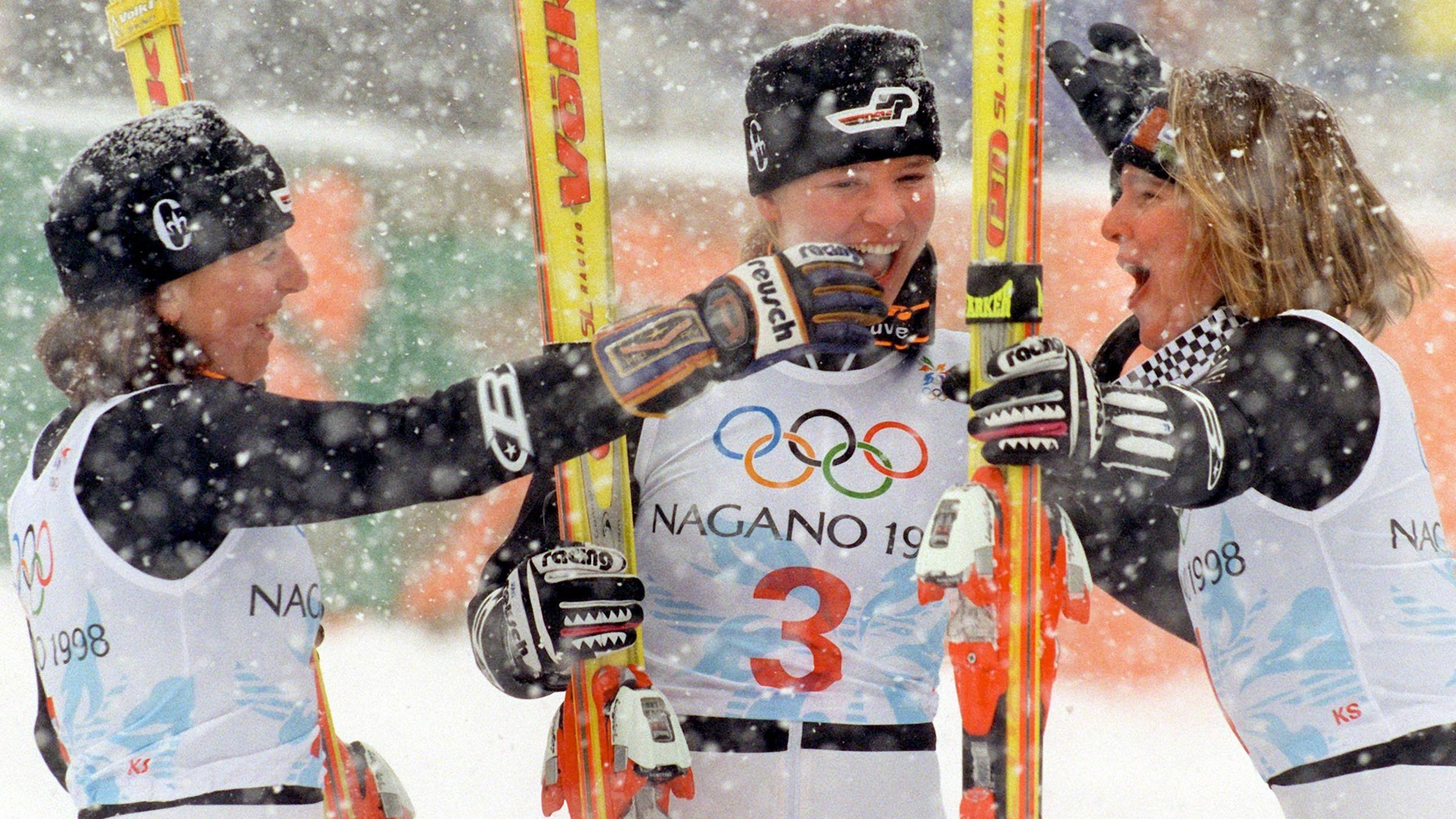 Die deutschen Skidamen Martina Ertl, Katja Seizinger und Hilde Gerg jubeln bei den Olympischen Winterspielen 1998 in Nagano nach ihrem Dreifachsieg