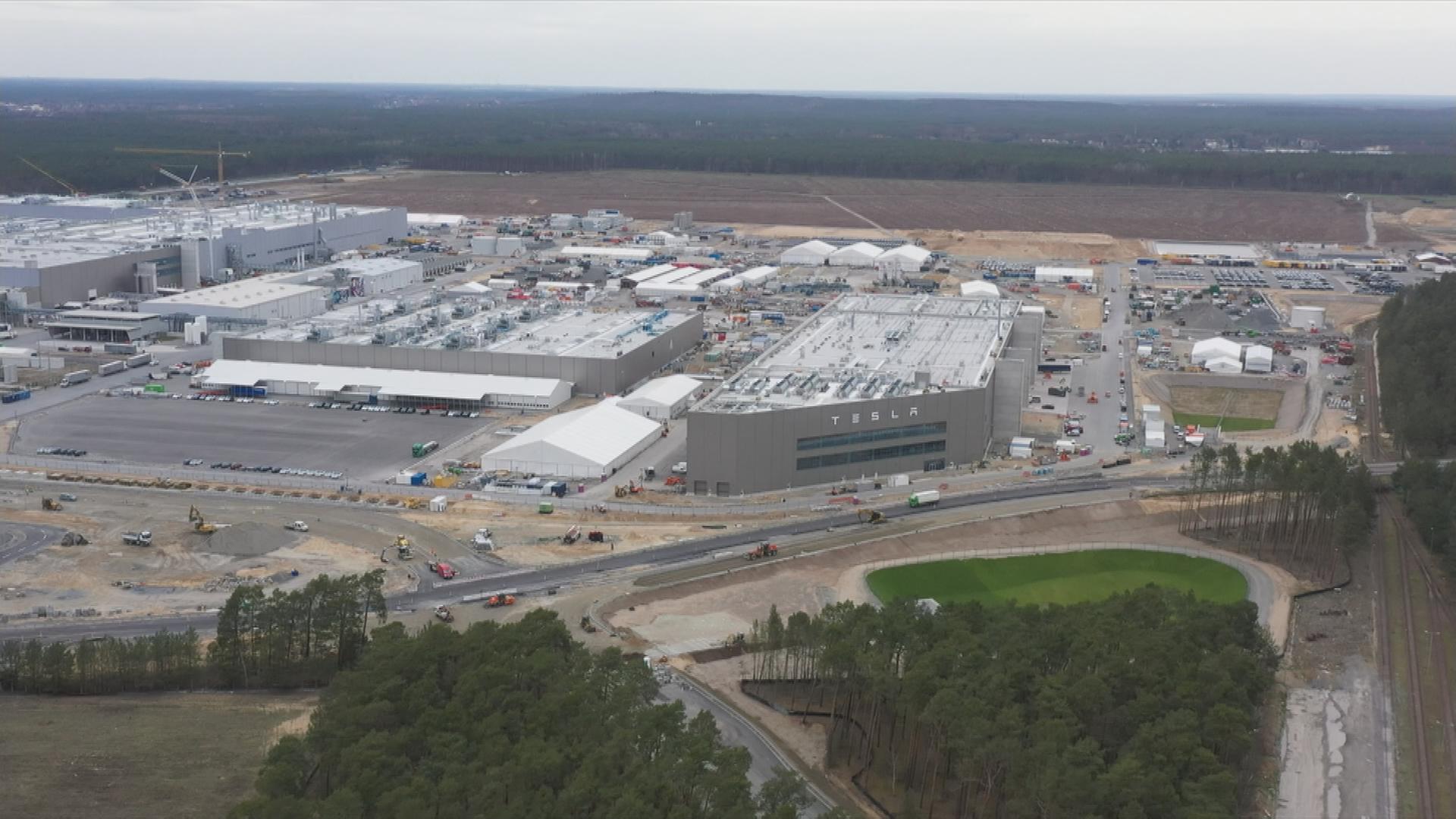 Gelände der Tesla-Fabrik in Grünheide / Brandenburg