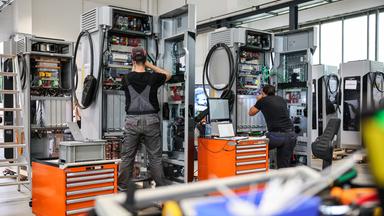 Sachsen, Leipzig: Mitarbeiter von Siemens arbeiten an Schnellladesäulen vom Typ "Sicharge D" für E-Autos.