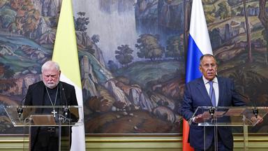 Erzbischof Paul Richard Gallagher (l), Außenbeauftragter des Vatikans, und der russische Außenminister Sergej Lawrow
