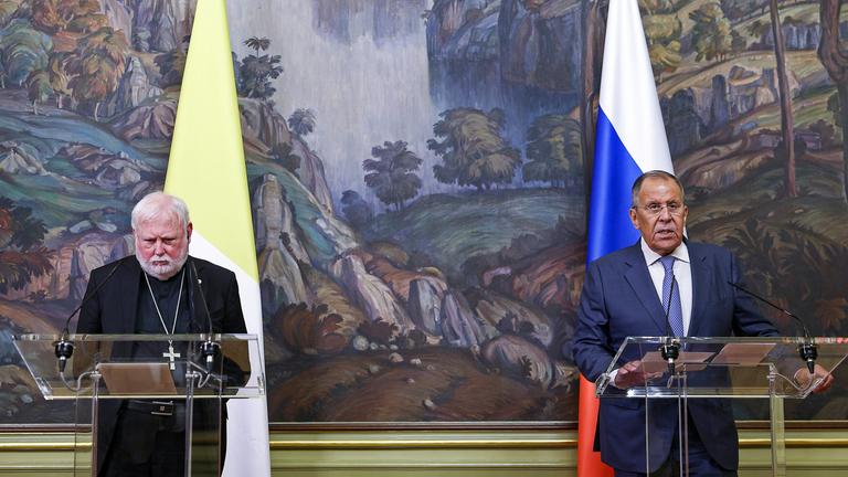 Erzbischof Paul Richard Gallagher (l), Außenbeauftragter des Vatikans, und der russische Außenminister Sergej Lawrow