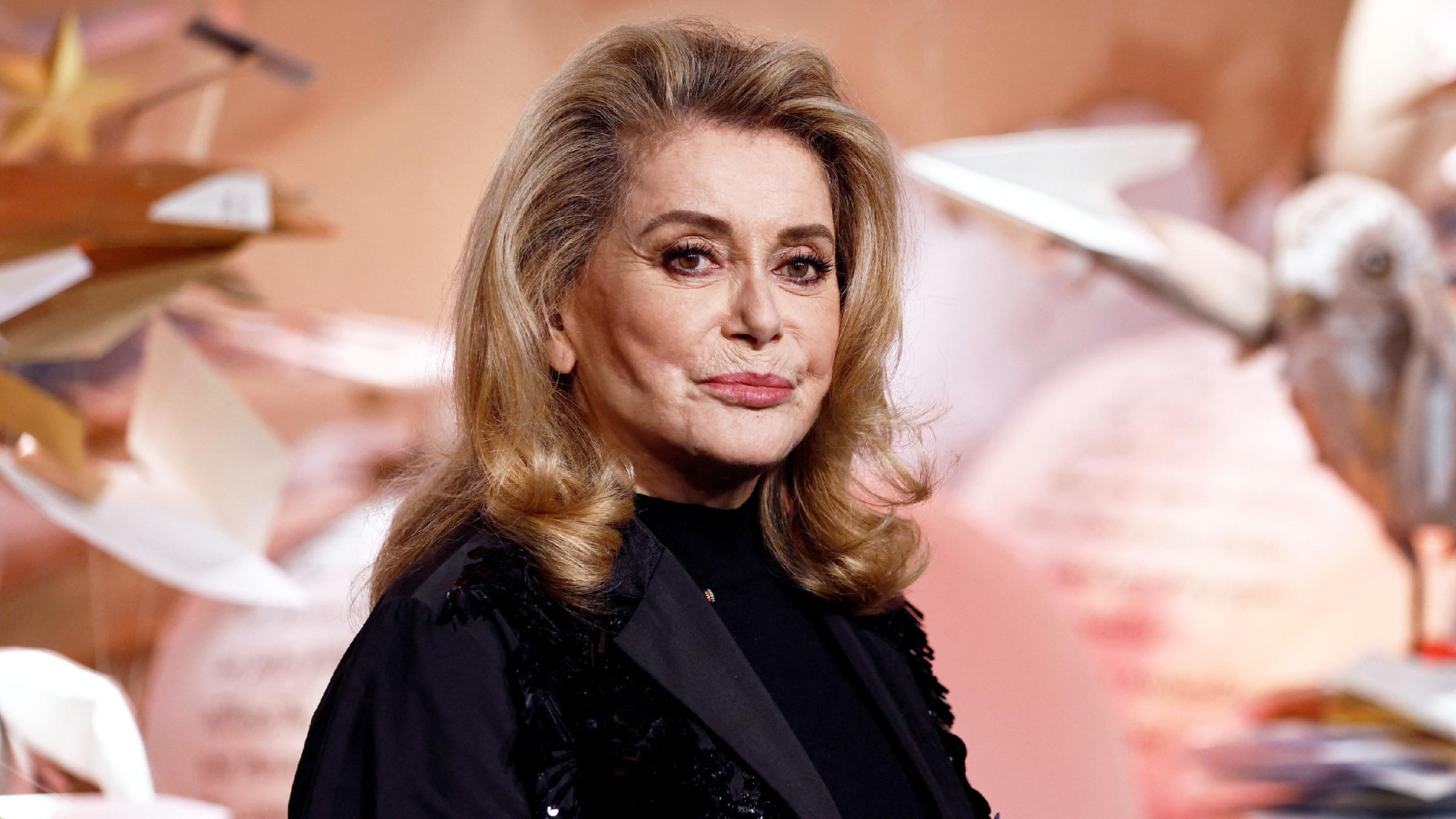 Die französische Filmdiva, die neulich erst 80 wurde, eröffnete in einem Pariser Kaufhaus die Weihnachtssaison und überstrahlte dabei sogar die glamouröse Deko im Schaufenster. 