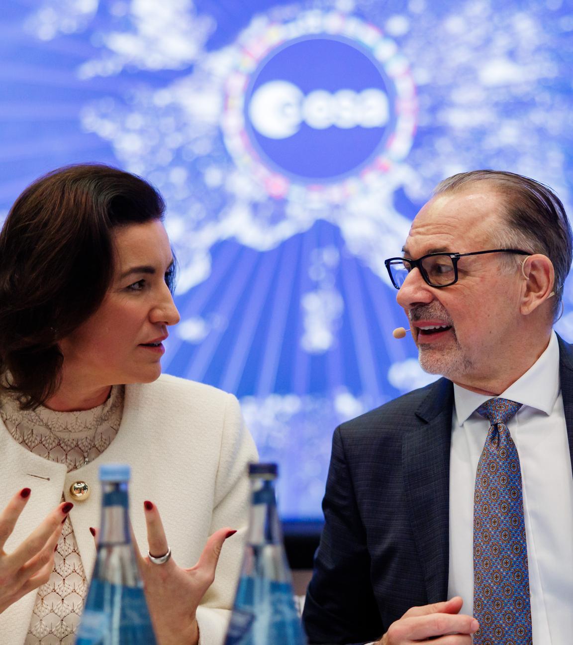 Die deutsche Forschungs-, Technologie- und Raumfahrtministerin Dorothee Bär neben dem Generaldirektor der ESA Josef Aschbacher auf der ESA-Ratssitzung auf Ministerebene in Bremen.