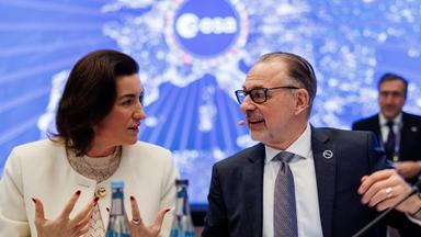 Die deutsche Forschungs-, Technologie- und Raumfahrtministerin Dorothee Bär neben dem Generaldirektor der ESA Josef Aschbacher auf der ESA-Ratssitzung auf Ministerebene in Bremen.