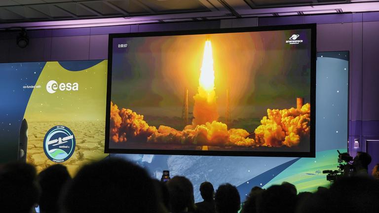 Die startende Rakete mit dem Sentinel-1D-Satelitten ist auf einer Leinwand im Esa-Hauptquartier in Darmstadt zu sehen.