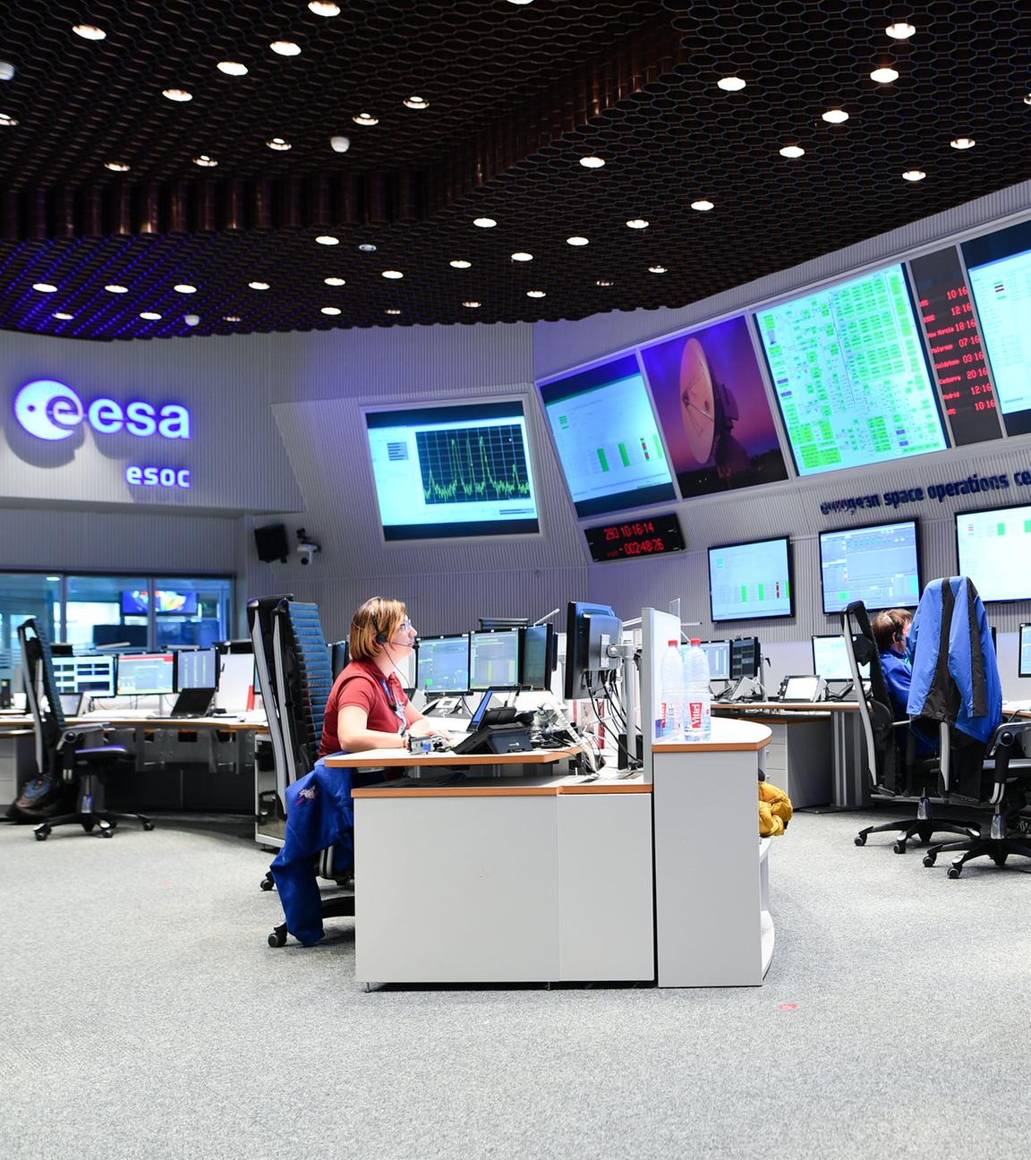 mitarbeiter sitzen am 19.10.2016 in darmstadt (hessen) im kontrollzentrum der europaeischen raumfahrtagentur esa. 