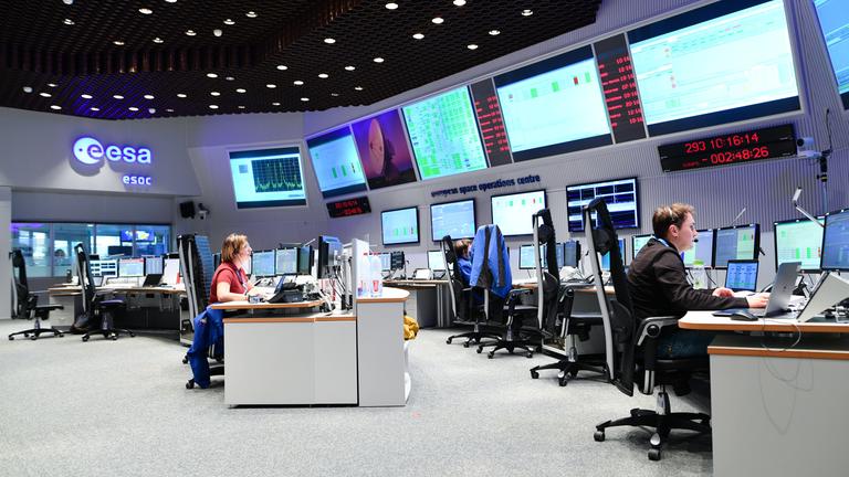 mitarbeiter sitzen am 19.10.2016 in darmstadt (hessen) im kontrollzentrum der europaeischen raumfahrtagentur esa. 