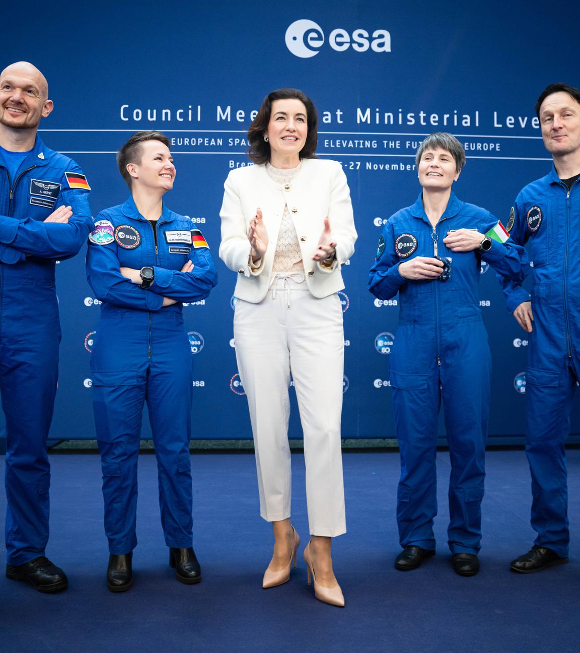 Dorothee Bär (CSU, M), Bundesministerin für Forschung, Technologie und Raumfahrt, steht bei der Begrüßung zur Esa-Ministerratstagung zwischen den Astronautinnen und Astronauten Alexander Gerst (l-r), Amelie Schoenenwald, Samantha Cristoforetti und Matthias Maur