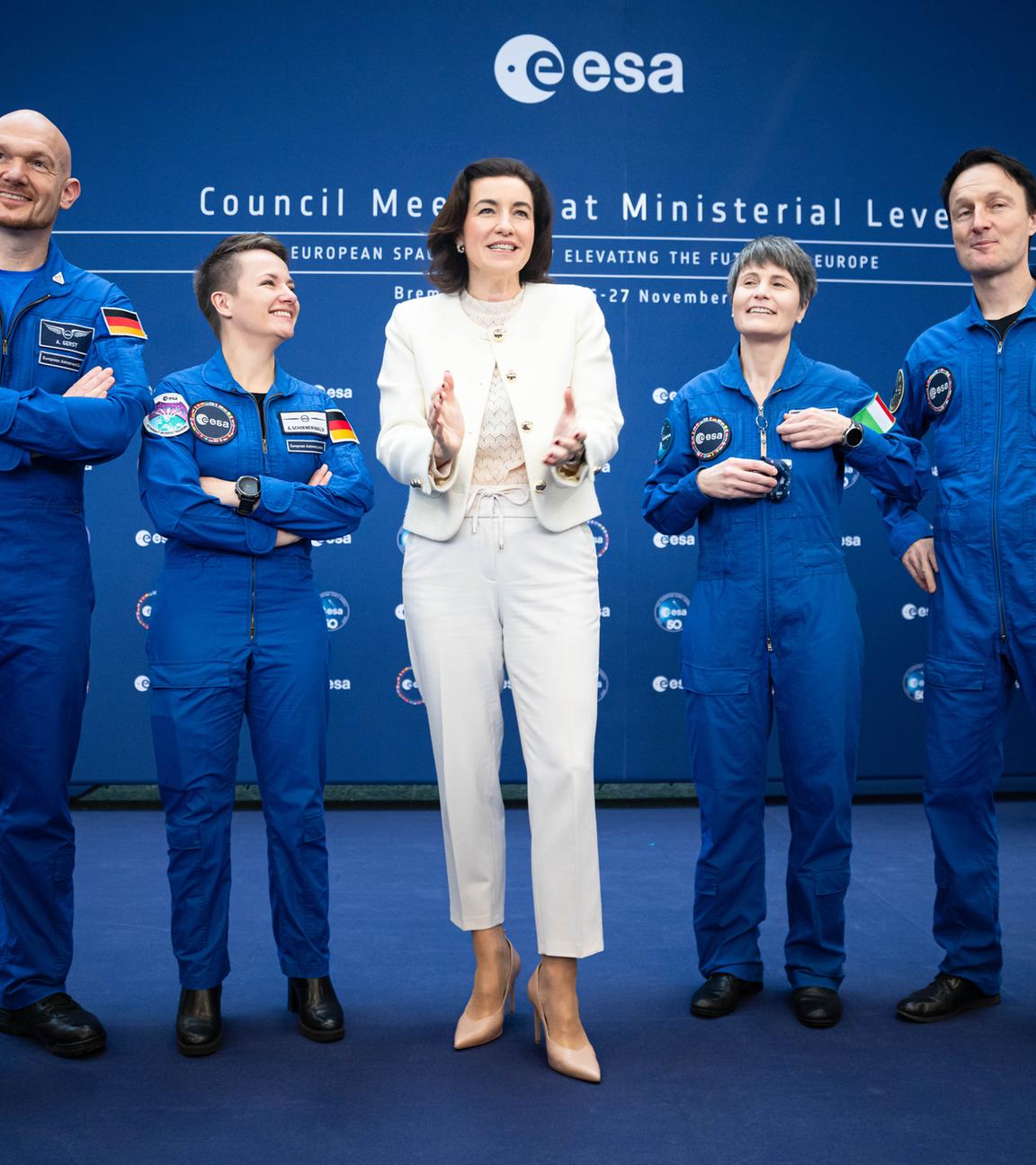 Dorothee Bär (CSU, M), Bundesministerin für Forschung, Technologie und Raumfahrt, steht bei der Begrüßung zur Esa-Ministerratstagung zwischen den Astronautinnen und Astronauten Alexander Gerst (l-r), Amelie Schoenenwald, Samantha Cristoforetti und Matthias Maur