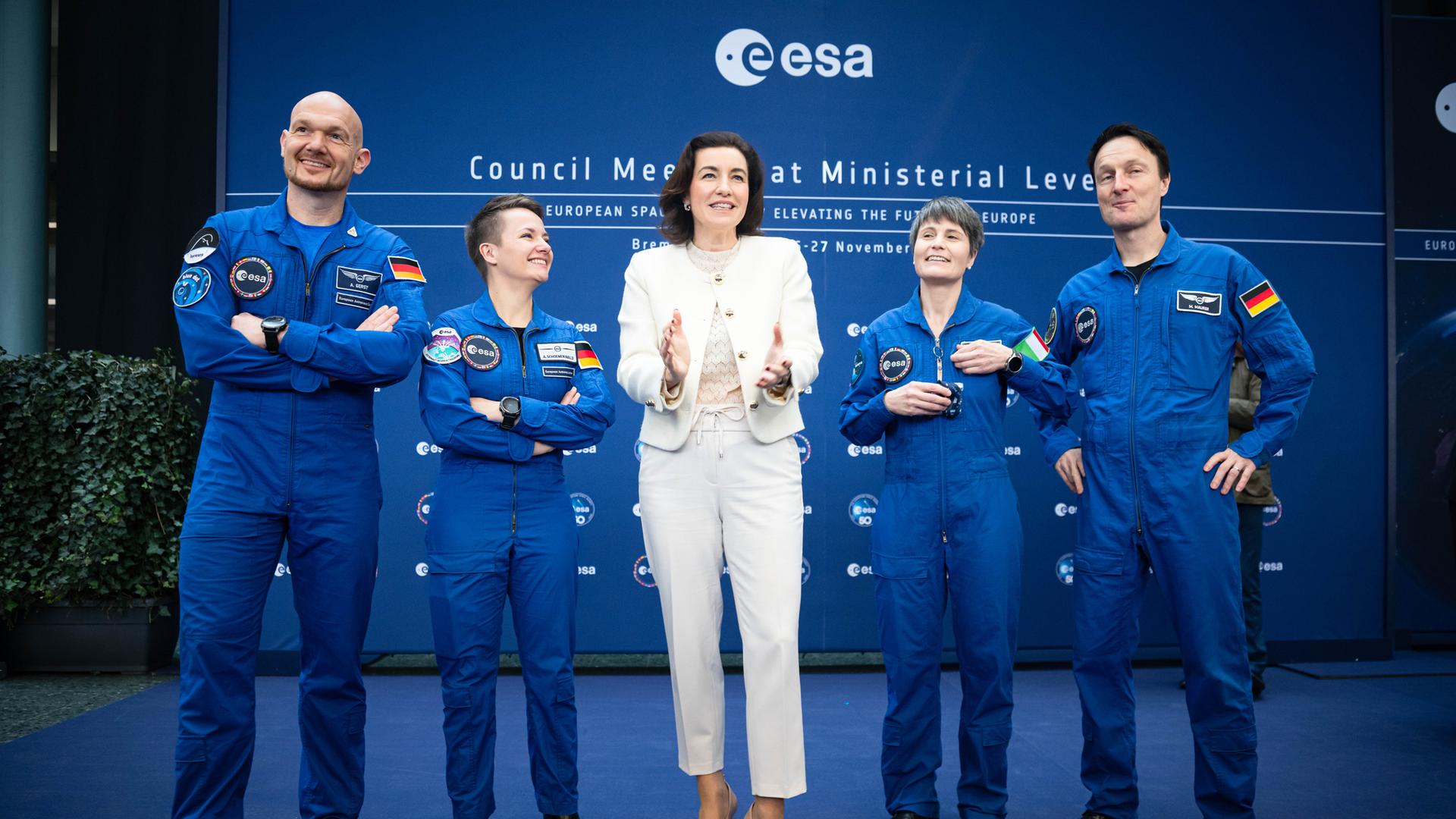 Dorothee Bär (CSU, M), Bundesministerin für Forschung, Technologie und Raumfahrt, steht bei der Begrüßung zur Ministerratstagung der Esa zwischen den Astronautinnen und Astronauten Alexander Gerst (l-r), Amelie Schoenenwald, Samantha Cristoforetti und Matthias Maur.