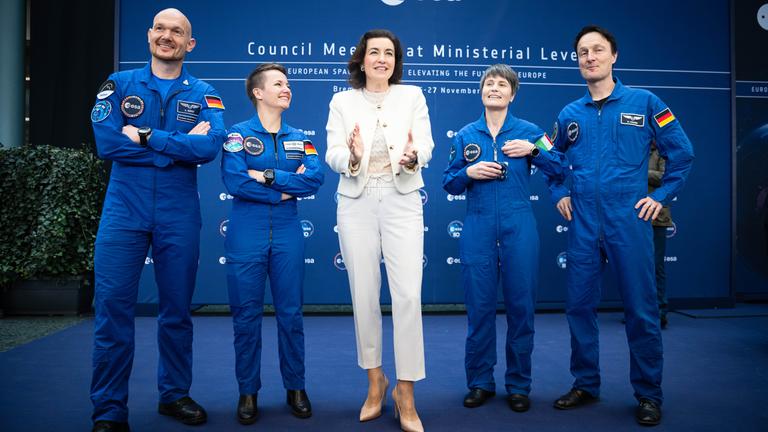 Dorothee Bär (CSU, M), Bundesministerin für Forschung, Technologie und Raumfahrt, steht bei der Begrüßung zur Esa-Ministerratstagung zwischen den Astronautinnen und Astronauten Alexander Gerst (l-r), Amelie Schoenenwald, Samantha Cristoforetti und Matthias Maur