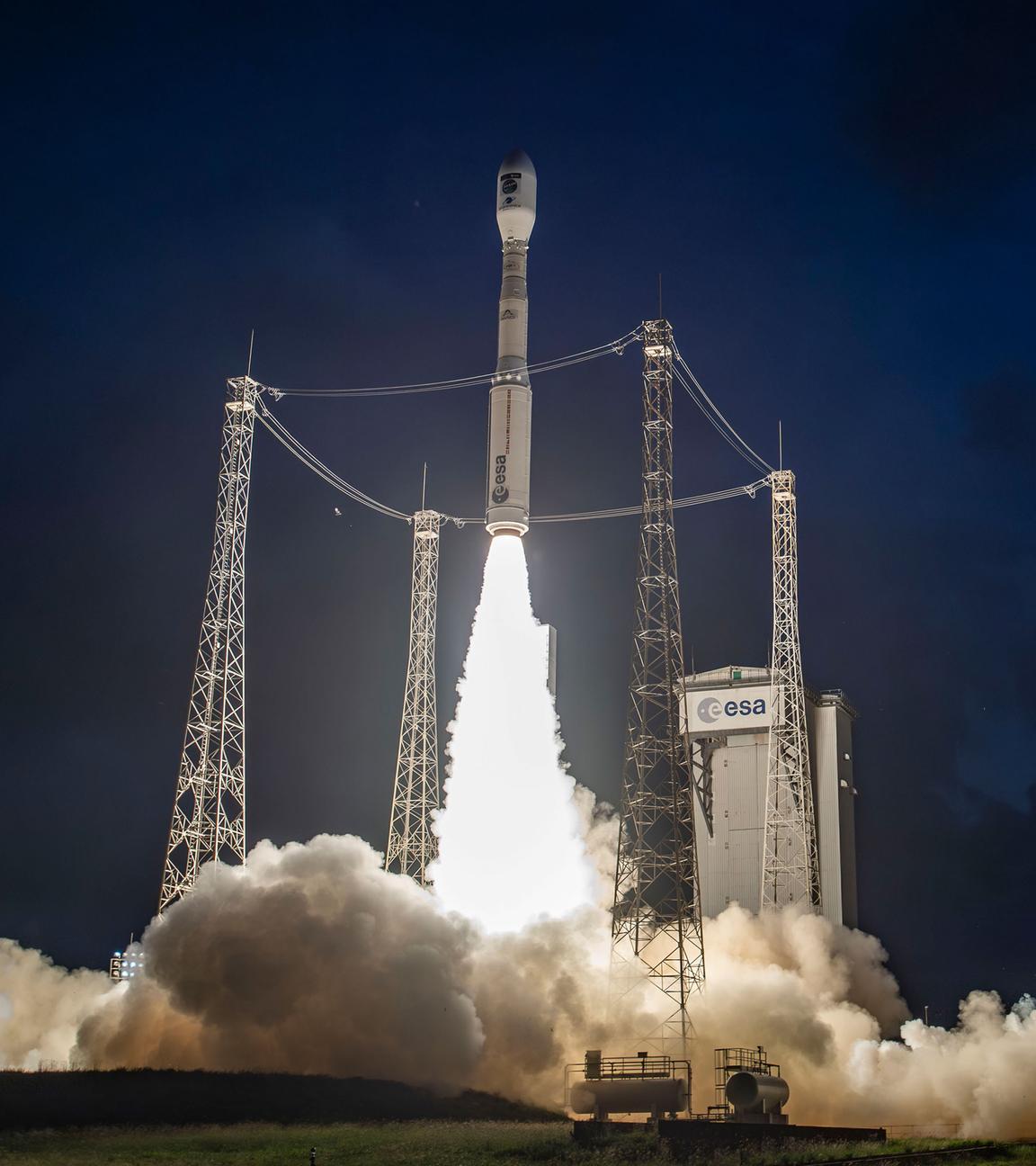 Eine europäischen Vega C Rakete startet um etwa 22.20 Uhr deutscher Zeit, am 05.12.2024, vom europäischen Weltraumbahnhof in Kourou in Französisch-Guayana.