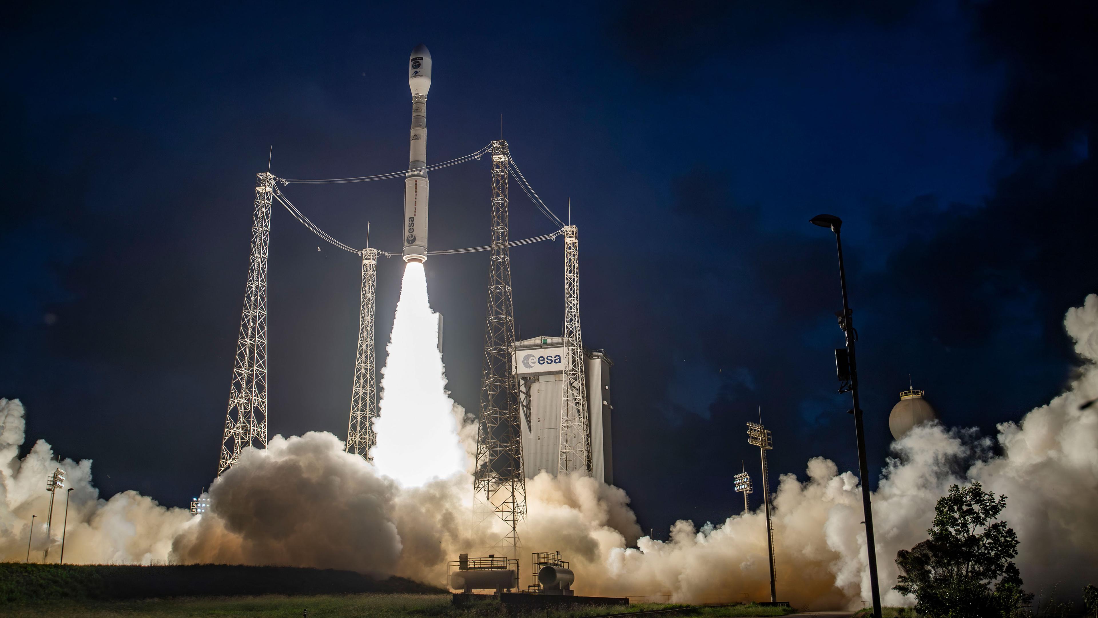 Eine europäischen Vega C Rakete startet um etwa 22.20 Uhr deutscher Zeit, am 05.12.2024, vom europäischen Weltraumbahnhof in Kourou in Französisch-Guayana.