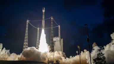 Frankreich, Kourou: Eine europäischen Vega C Rakete startet um etwa 22.20 Uhr deutscher Zeit vom europäischen Weltraumbahnhof in Kourou in Französisch-Guayana