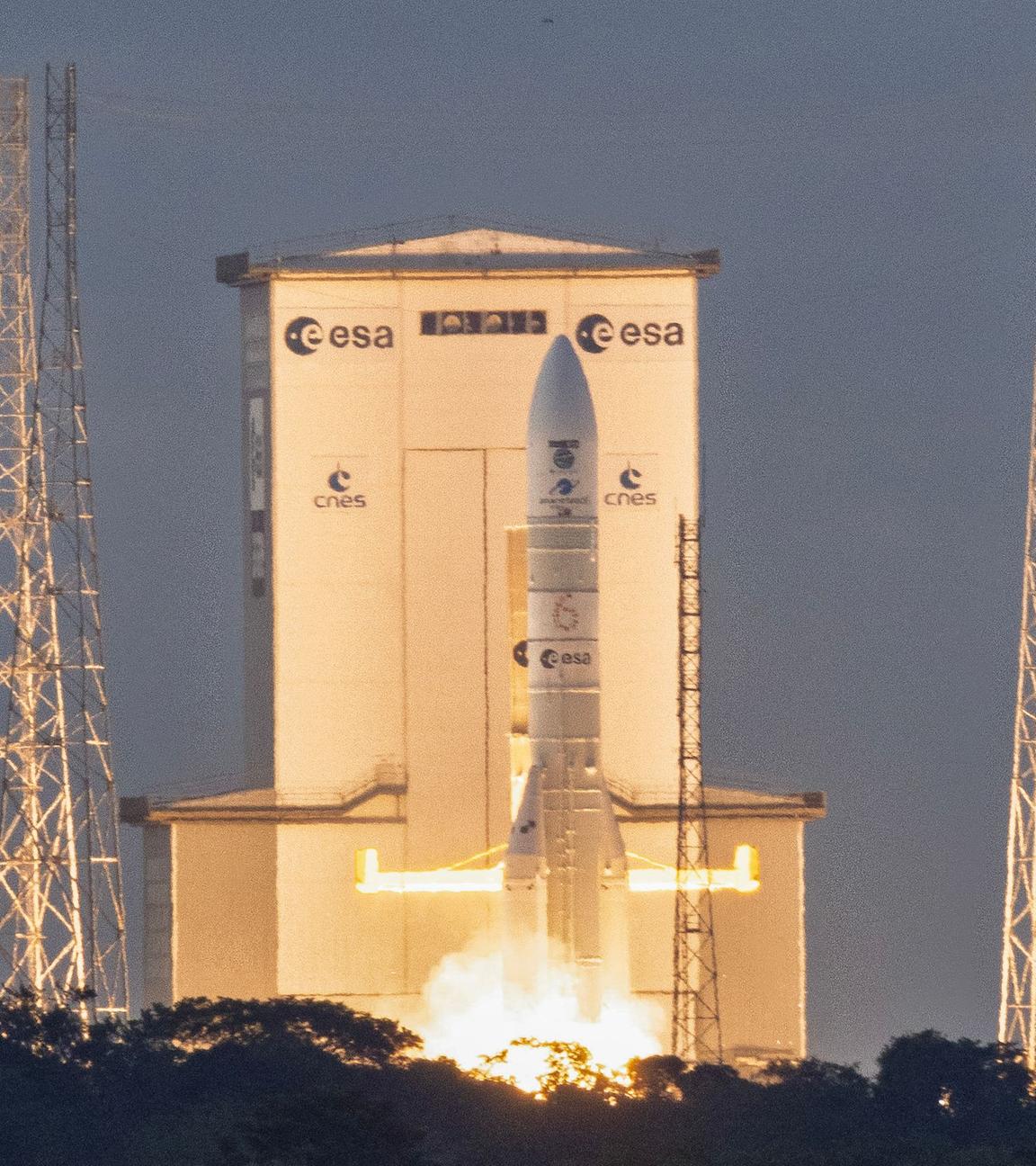 Rakete bei Start am Weltraumbahnhof