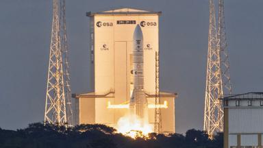 Rakete bei Start am Weltraumbahnhof