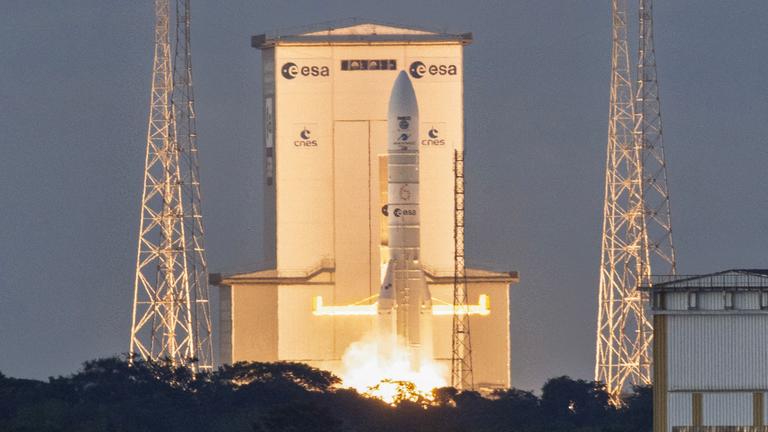 Rakete bei Start am Weltraumbahnhof