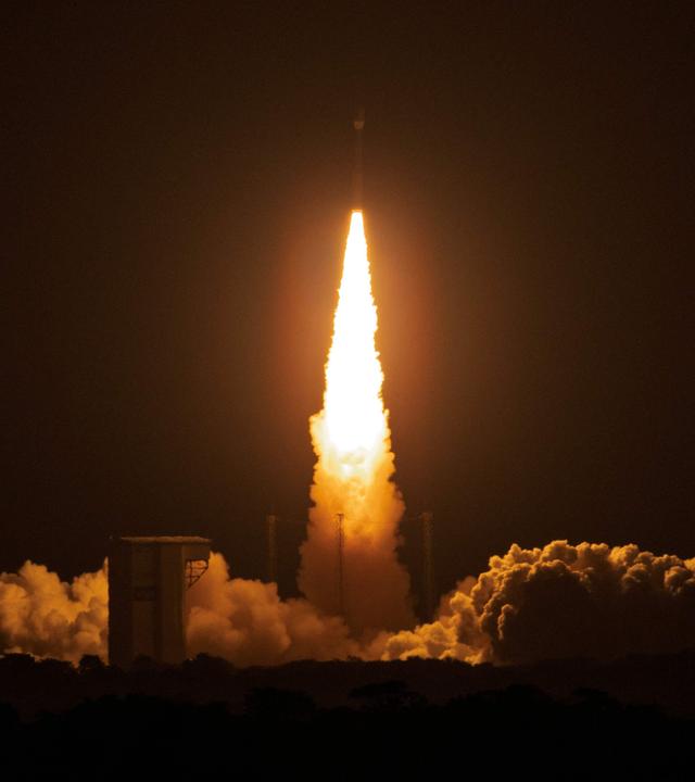 Eine Vega-C-Rakete mit den europäischen Satelliten FLEX und Sentinel-3C an Bord hebt vom Raumfahrtzentrum Guayana in Kourou ab.