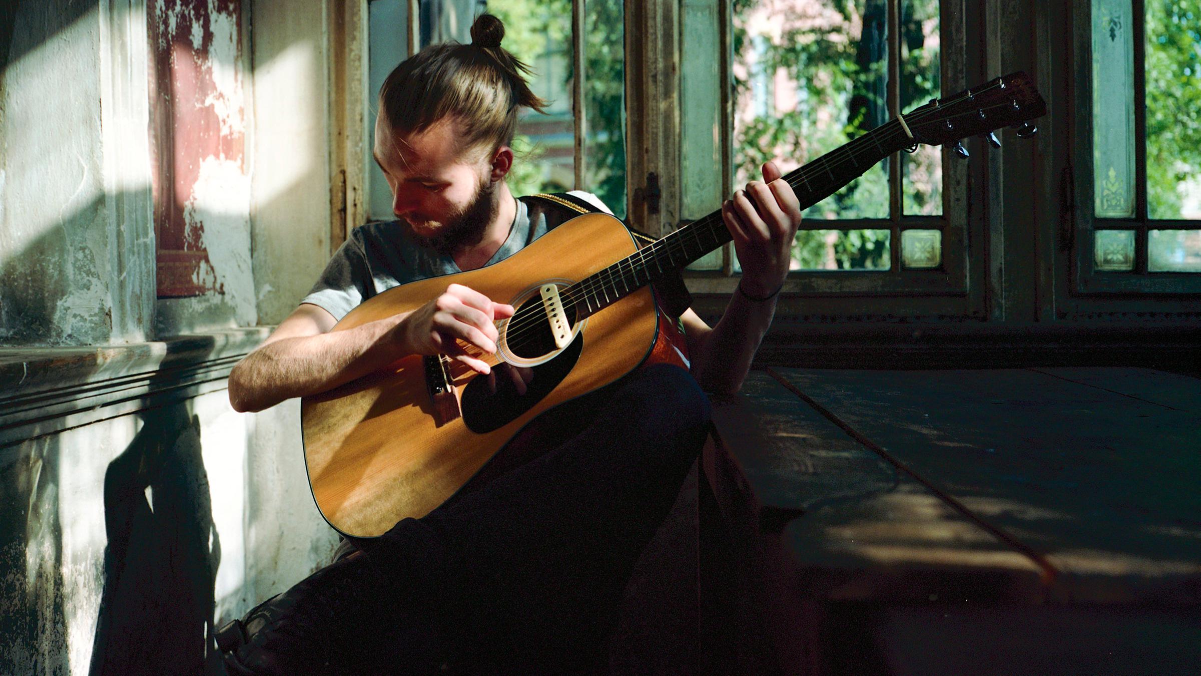 Singer/Songwriter Xavier Darcy