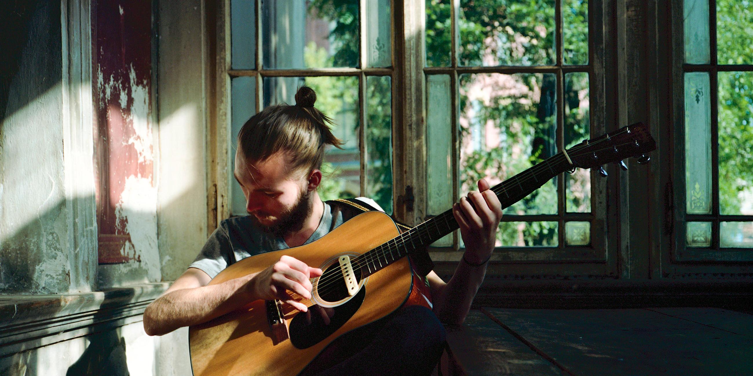 Singer/Songwriter Xavier Darcy