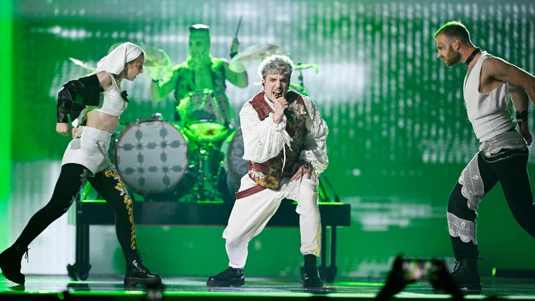 Schweden, Malmö: Baby Lasagna, das Kroatien mit dem Lied „Rim tim tagi dim“ vertritt, tritt während der ersten Probe des ersten Halbfinales des ESC auf.