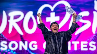 JJ aus Österreich, Gewinner des Eurovision Song Contest, hält während des großen Finales des 69. Eurovision Song Contest (ESC 2025) in der St. Jakobshalle auf der Bühne die Trophäe in der Hand und jubelt.