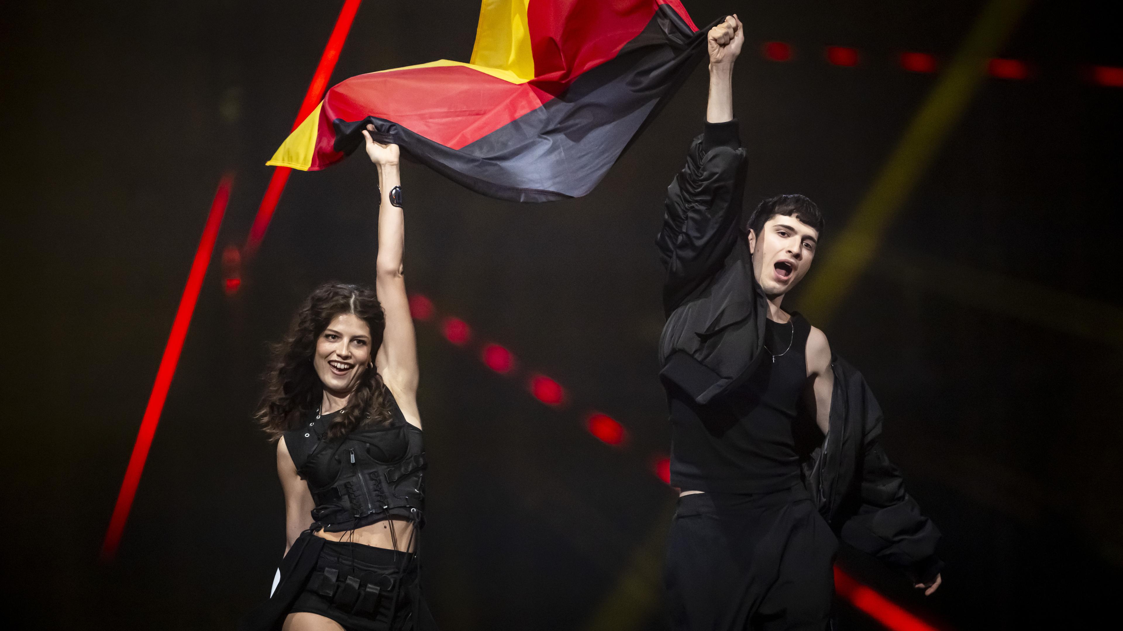Abor und Tynna vertreten Deutschland und nehmen an der Flaggenparade während der Generalprobe für das große Finale des 69. Eurovision Song Contests in Basel teil.