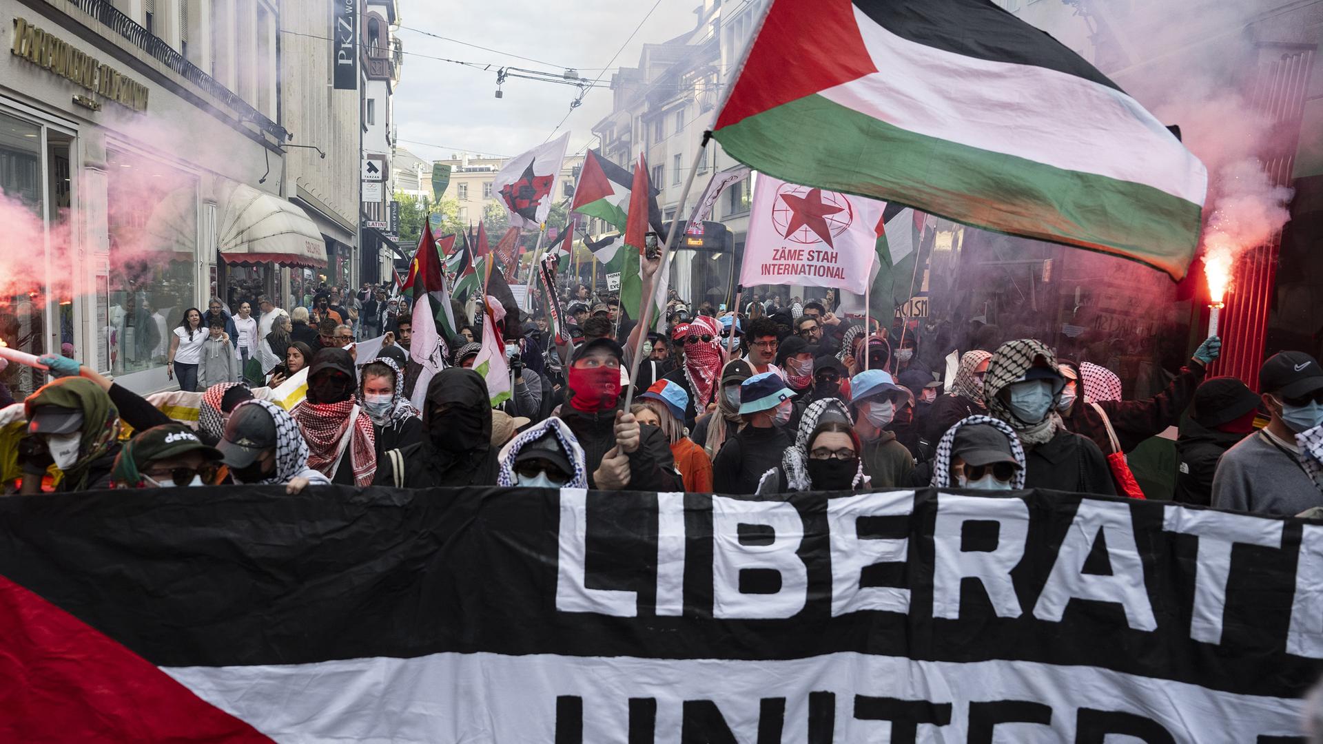 Teilnehmer der Pro Palestine Demonstration anlässlich des Eurovision Song Contest in Basel am 17.05.2025.