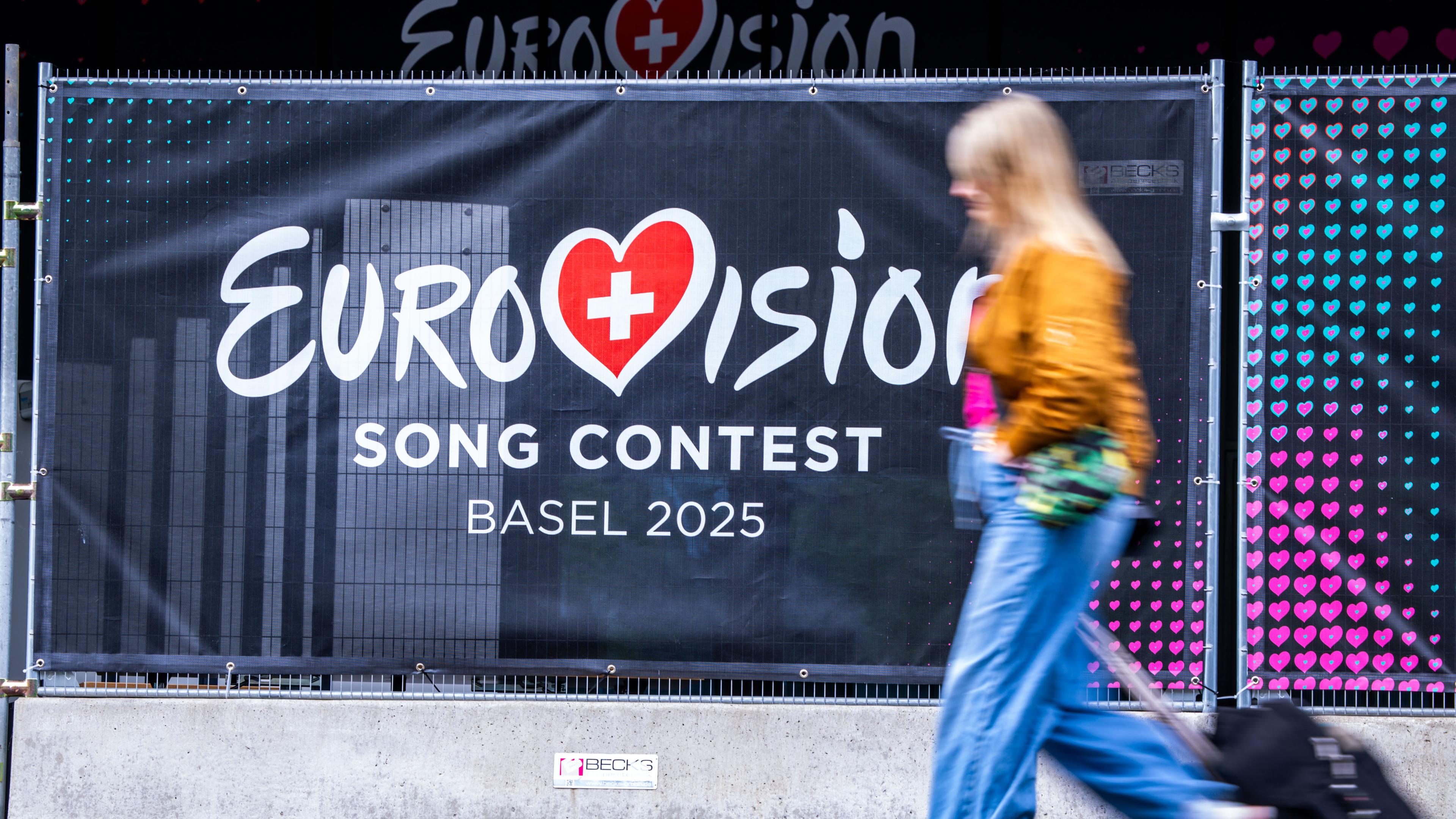 Erste Gäste des Eurovision Song Contest (ESC) kommen an der Veranstaltungsarena Jakobshalle an.