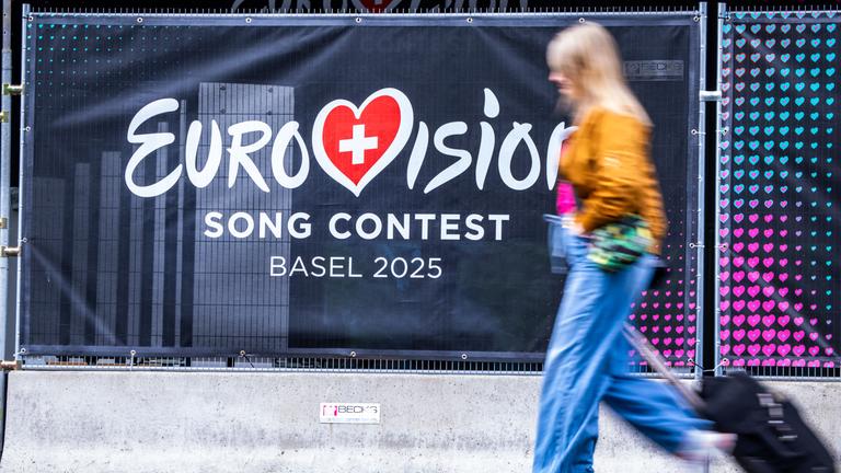 Erste Gäste des Eurovision Song Contest (ESC) kommen an der Veranstaltungsarena Jakobshalle an.