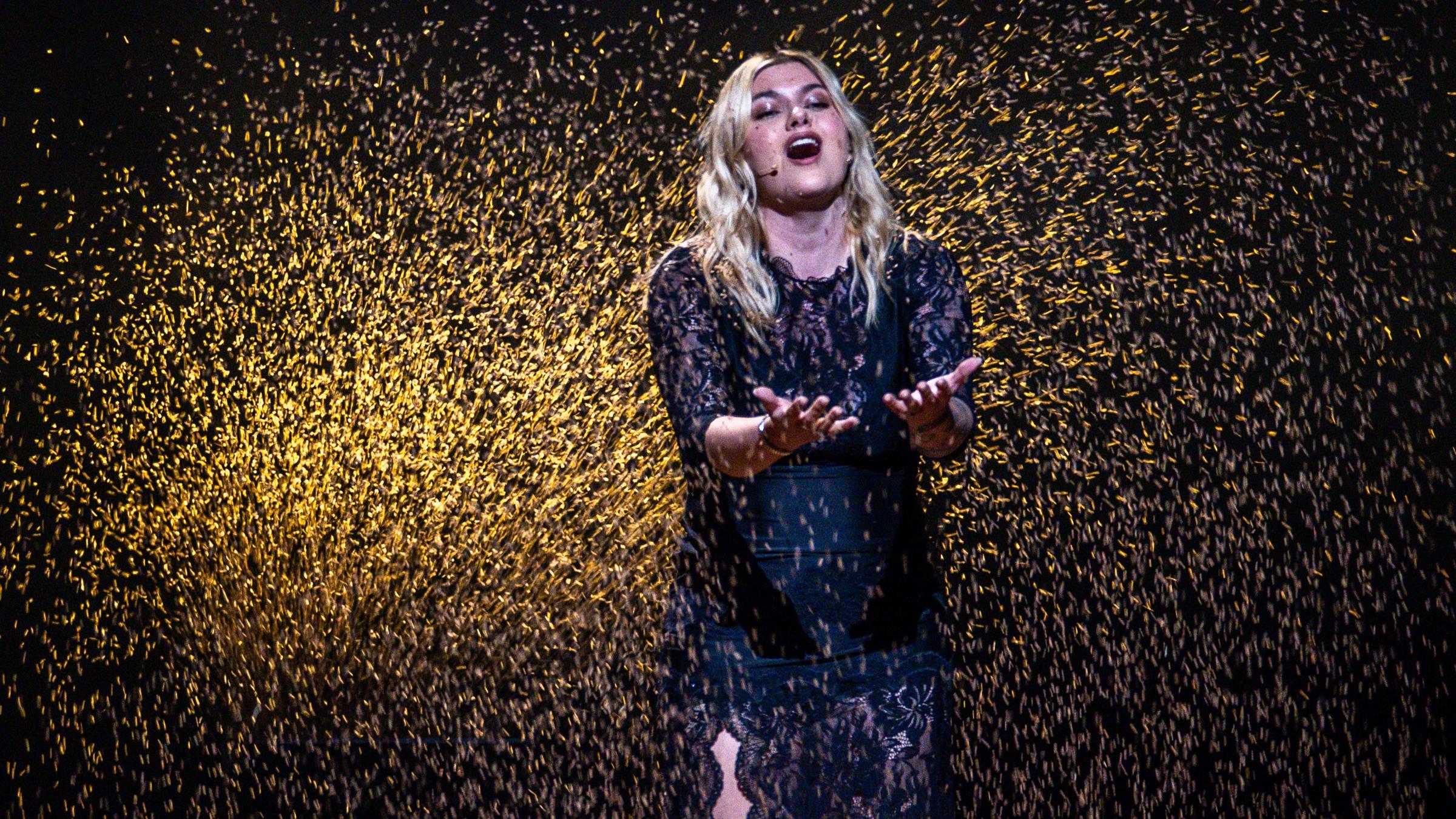 Eurovision Song Contest: die französische Sängerin Louane performt am 15.05.2025 in Basel, Schweiz.