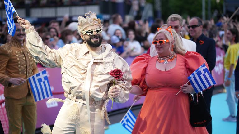 Akylas, die Griechenland beim ESC vertreten, kommen zur Eröffnungszeremonie des ESC.