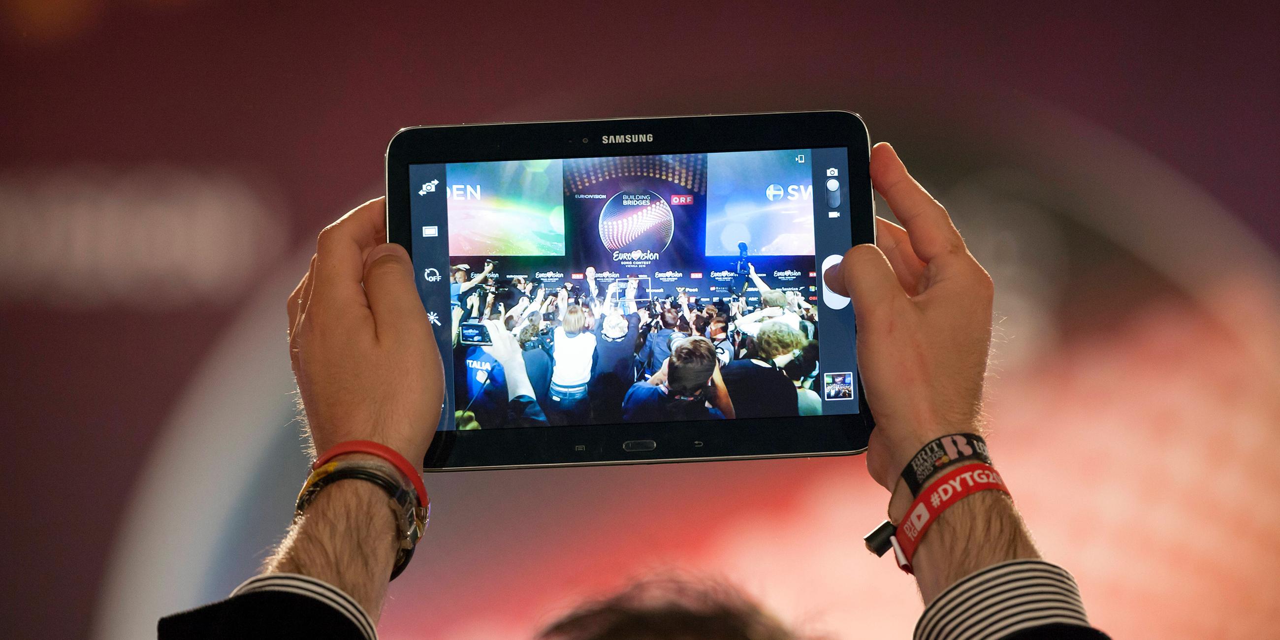 Mann schaut den ESC auf seinem Tablet 