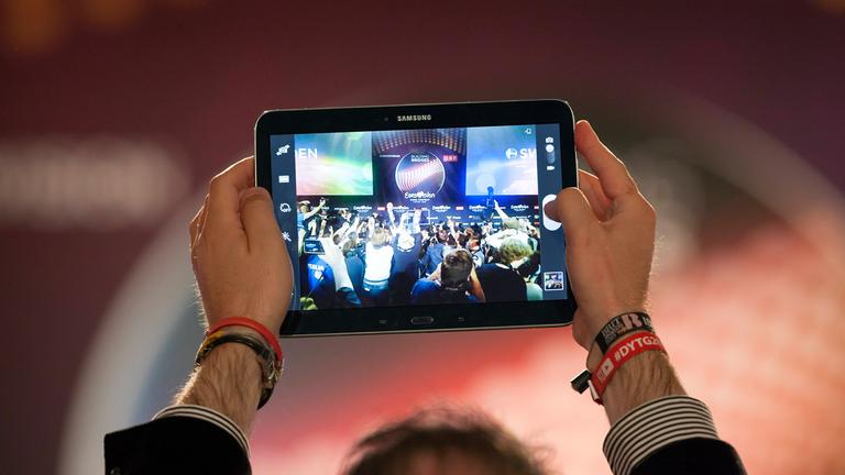 Mann schaut den ESC auf seinem Tablet 