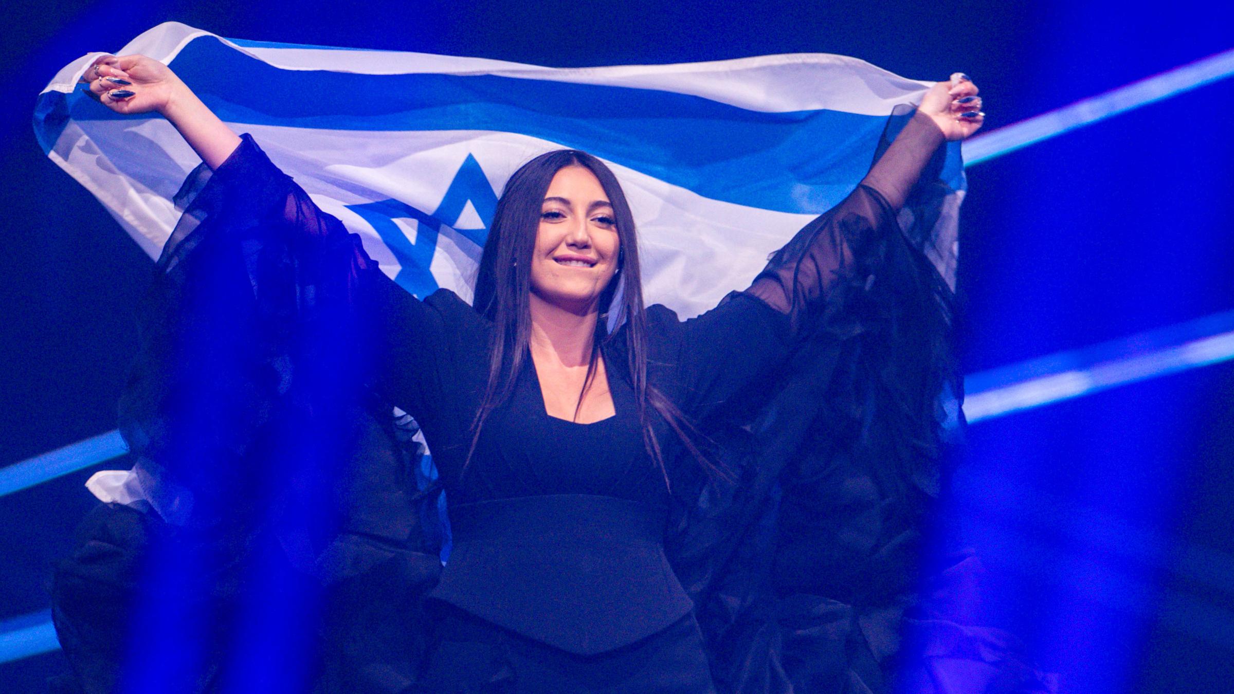 Yuval Raphael aus Israel kommt mit der Landesfahne auf die Bühne. 