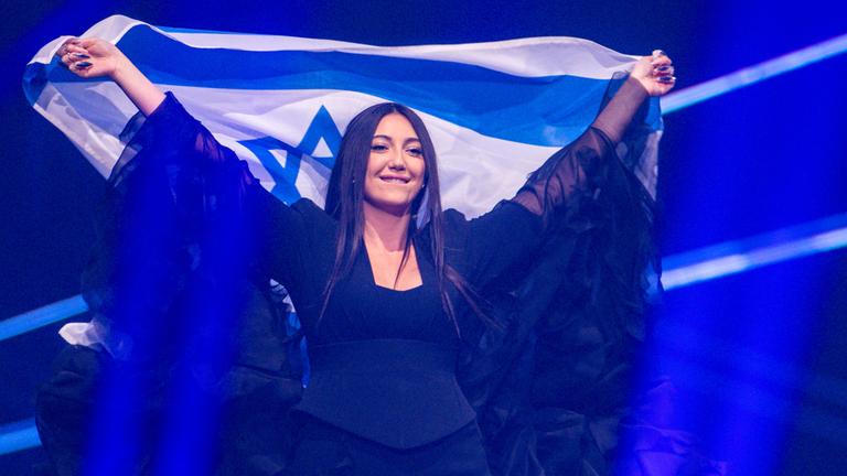 Yuval Raphael aus Israel kommt mit der Landesfahne auf die Bühne. 