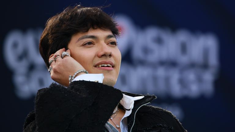 Der ESC-2025-Gewinner JJ tritt während der Eröffnungszeremonie auf dem „Türkis-Teppich“ des 70. Eurovision Song Contest (ESC) in Wien auf.
