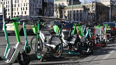 Die Bundesregierung will die Regeln für E-Scooter verschärfen.