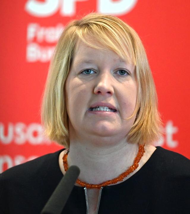 Die stellvertretende Vorsitzende der SPD Fraktion, Wiebke Esdar, bezeichnete die Aussage Bärs als "schlicht falsch". Die SPD-Fraktion stehe geschlossen hinter der geplanten Bafög-Reform.