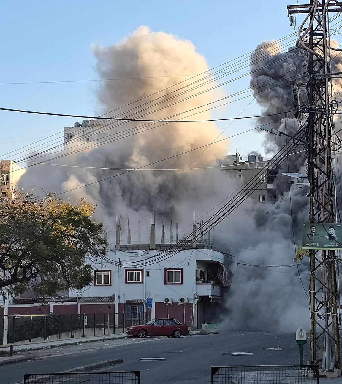Rauch steigt auf von der Stelle eines israelischen Luftangriffs auf die Büros von Al-Qard al-Hassan, einem mit der Hisbollah verbundenen Finanzinstitut.