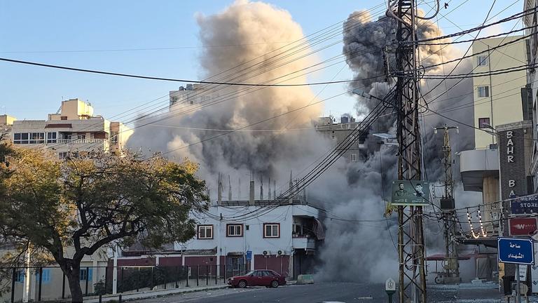Rauch steigt auf von der Stelle eines israelischen Luftangriffs auf die Büros von Al-Qard al-Hassan, einem mit der Hisbollah verbundenen Finanzinstitut.