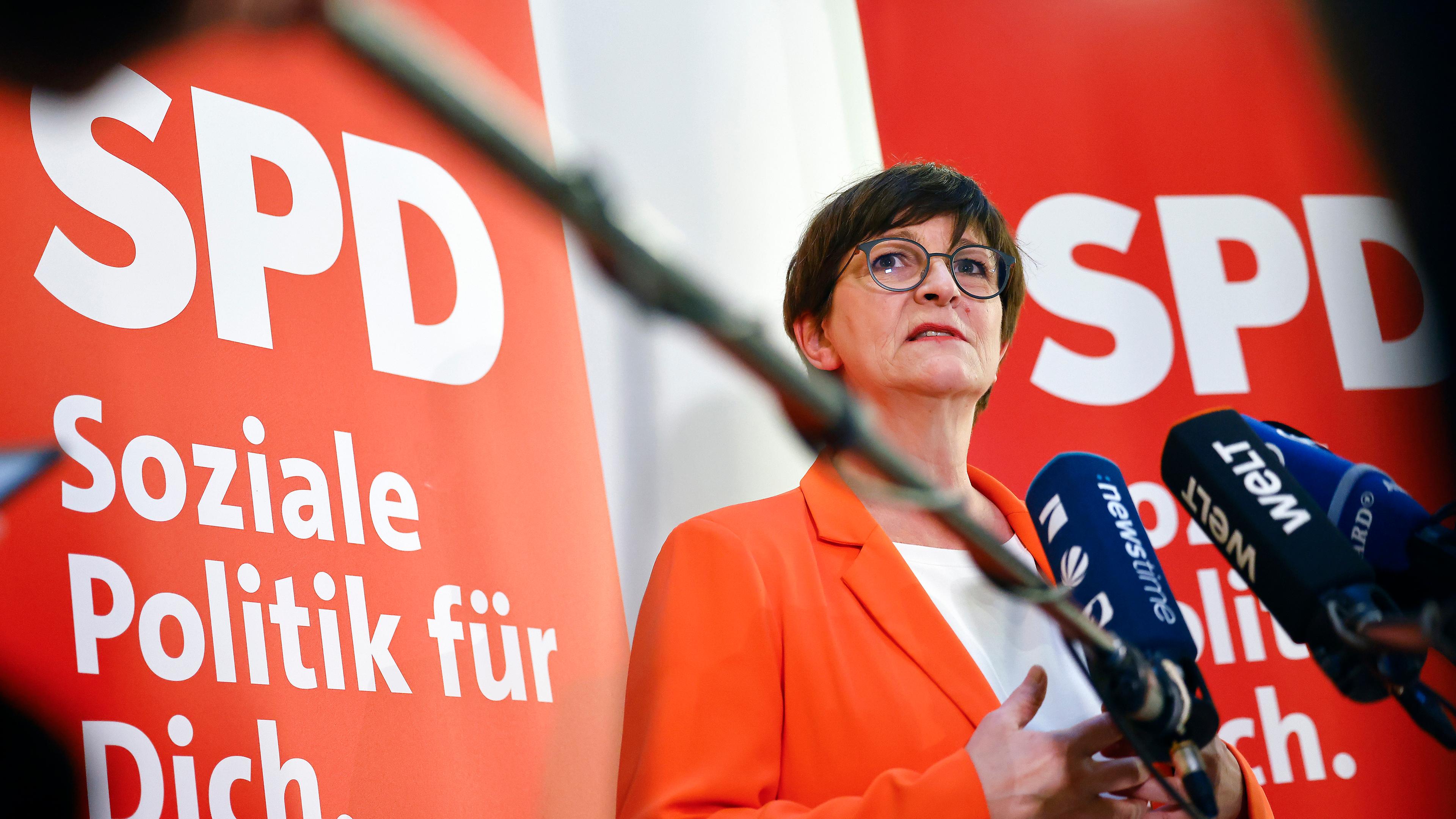  Saskia Esken vor der Presse